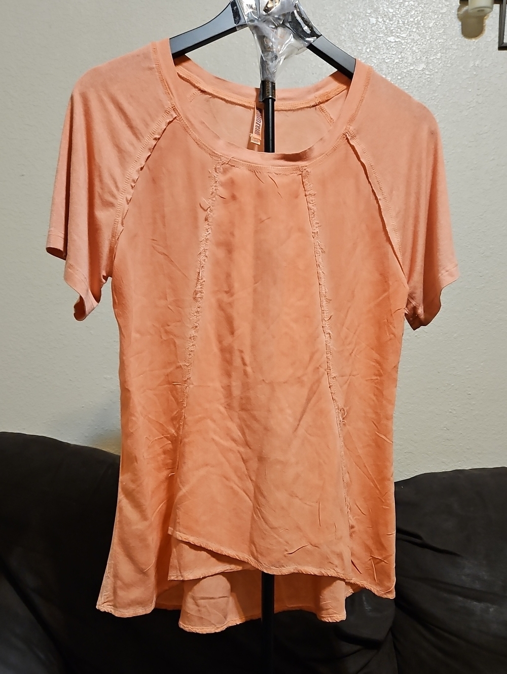 Monoreno Peach Short Sleeve Scoop Neck Top with Raw-Edge Panels